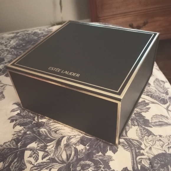 ESTEE LAUDER 8"x8" Gift Box with Tissue Paper - Picture 1 of 3